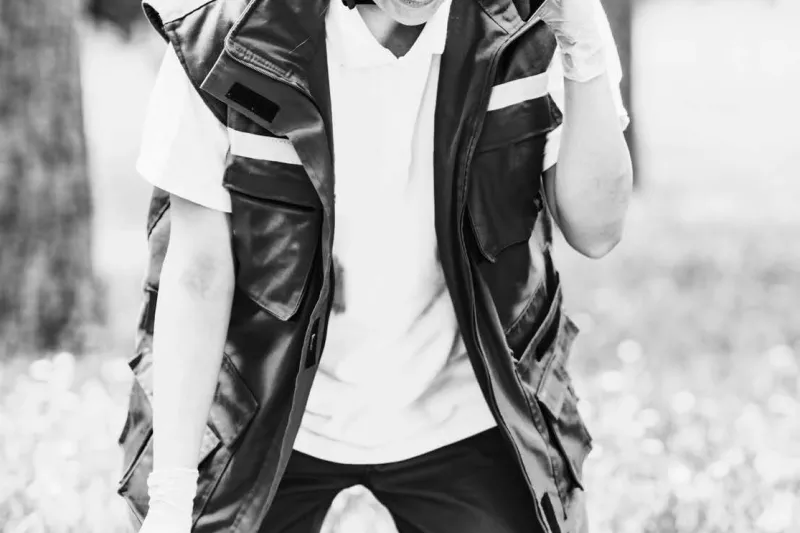 Femme portant secours