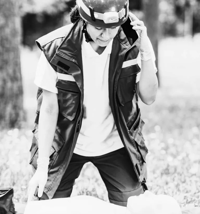 Femme portant secours